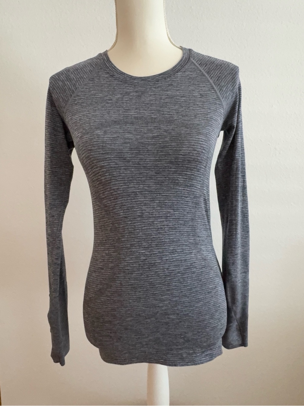 Lululemon Swiftly Tech 2.0 Top Women Size 4 Gray Long Sleeve Thumb Hole